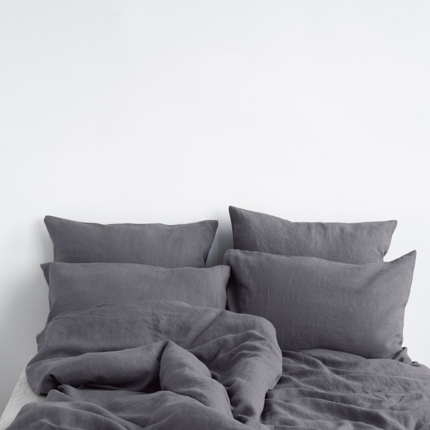 Dark Grey lino antklodės užvalkalas rinkinys — naturalusdrabuziai.lt