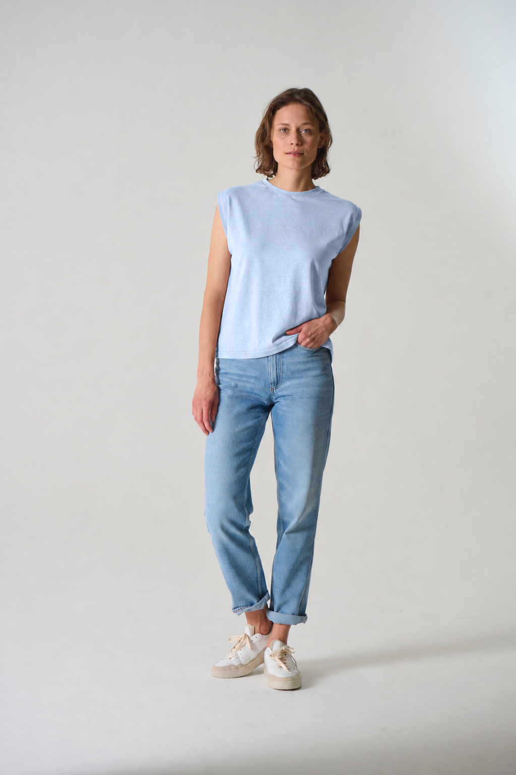 Moteriški marškinėliai iš kanapių ir ekologiškos medvilnės (DH891OEB) – Dūmų pilka