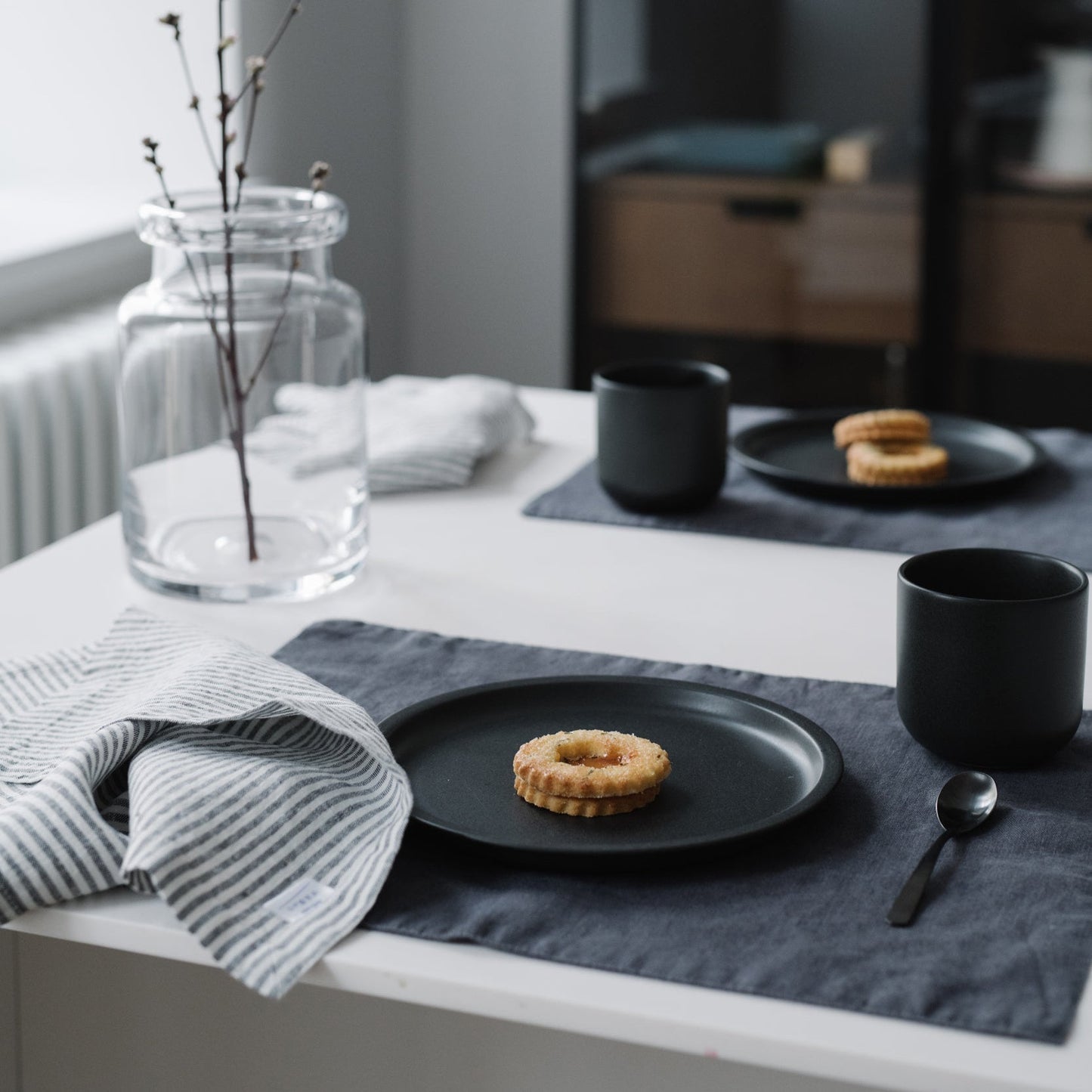 LIMITED EDITION Dark Grey lino staltiesėlė — naturalusdrabuziai.lt
