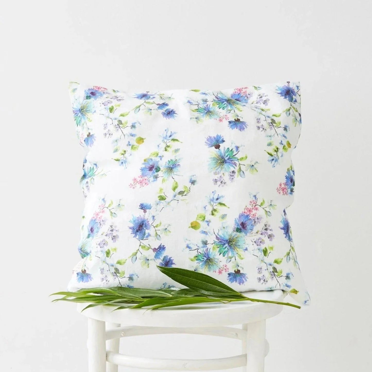 LIMITED EDITION White Flowers lino pagalvėlės užvalkalas — naturalusdrabuziai.lt