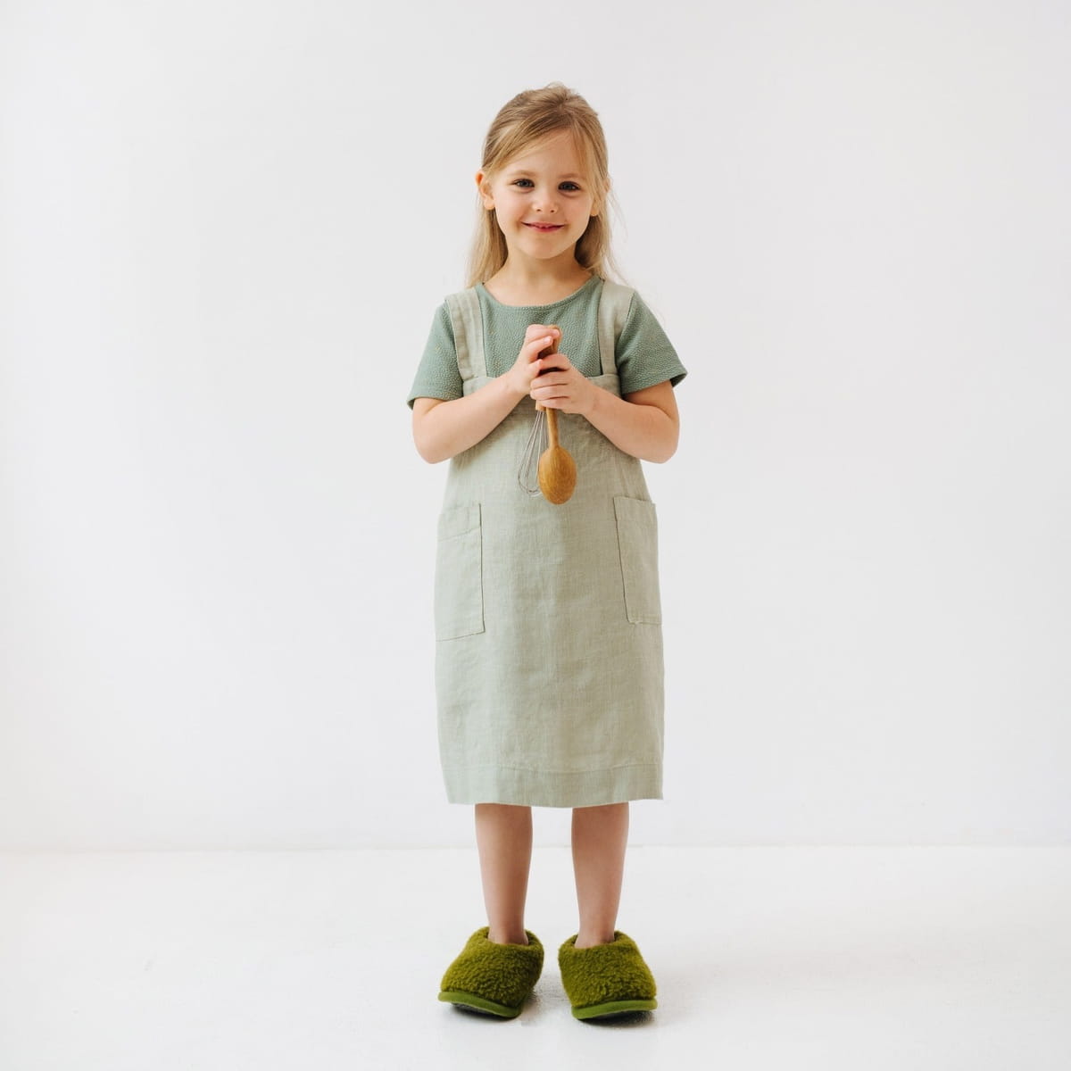 Lino prijuostė vaikams (sarafano tipo) – Šalavijų — naturalusdrabuziai.lt
