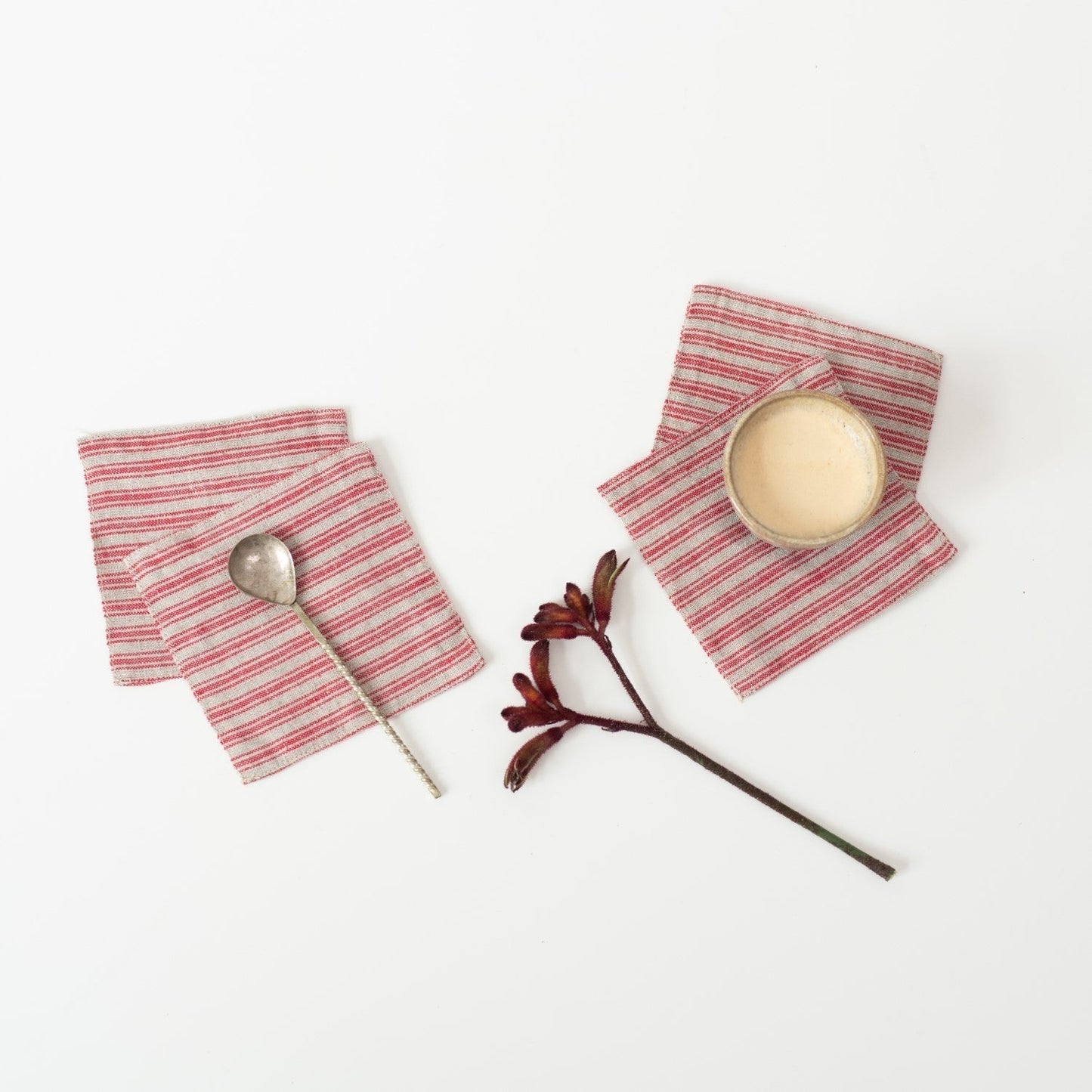 Red Natural Stripes lino padėkliukų rinkinys 4 vnt. — naturalusdrabuziai.lt