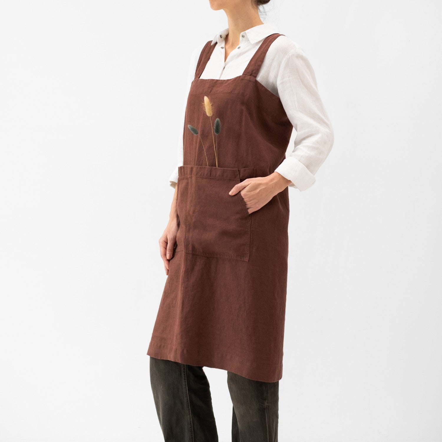 lino Tales Chocolate lino Pinafore prijuostė — naturalusdrabuziai.lt