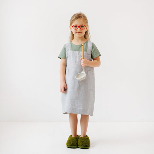 Vaikų Light Grey lino Pinafore prijuostė — naturalusdrabuziai.lt