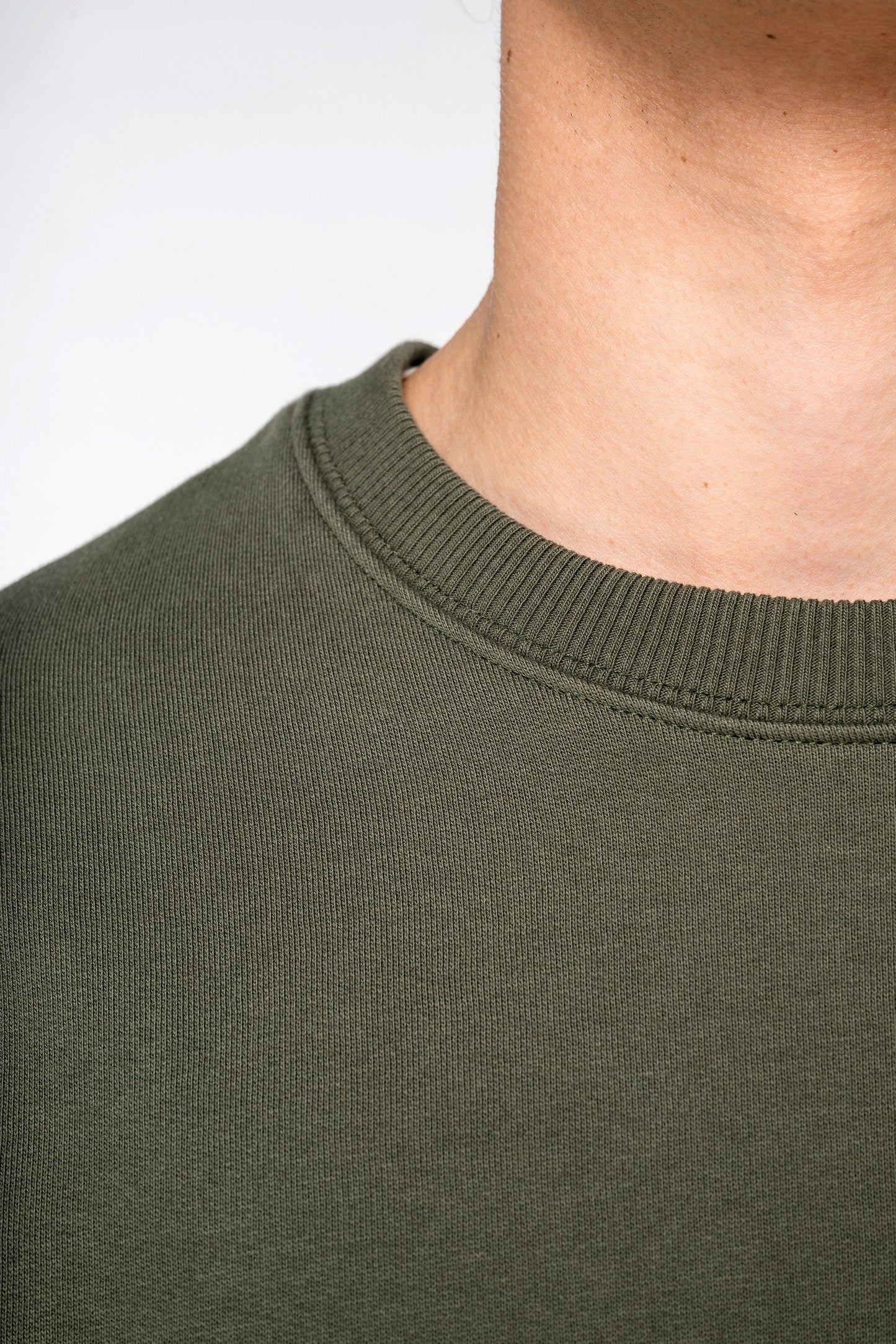 Unisex ekologiškos medvilnės oversized džemperis su apvalia apykakle — naturalusdrabuziai.lt