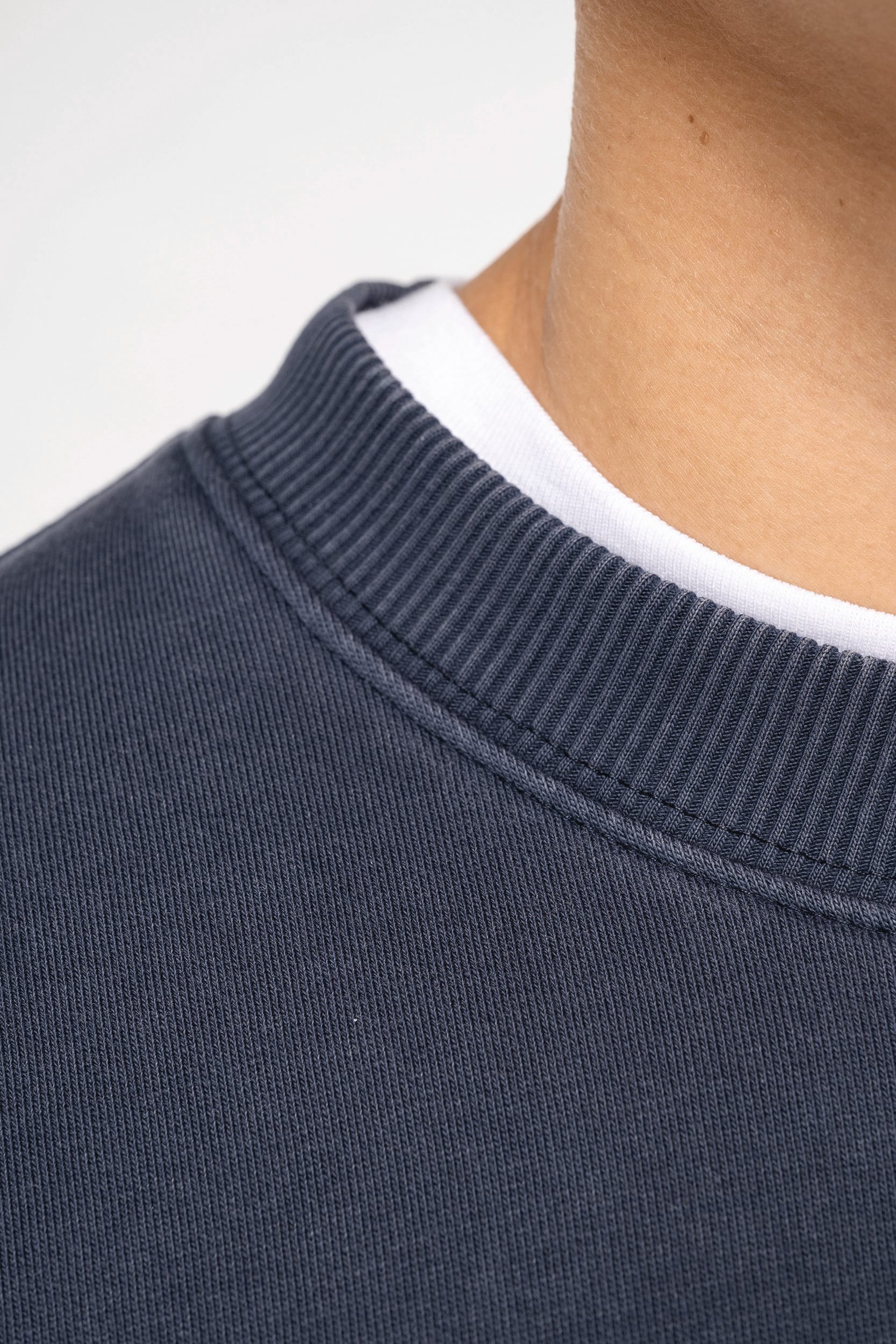 Unisex ekologiškos medvilnės oversized džemperis su apvalia apykakle — naturalusdrabuziai.lt