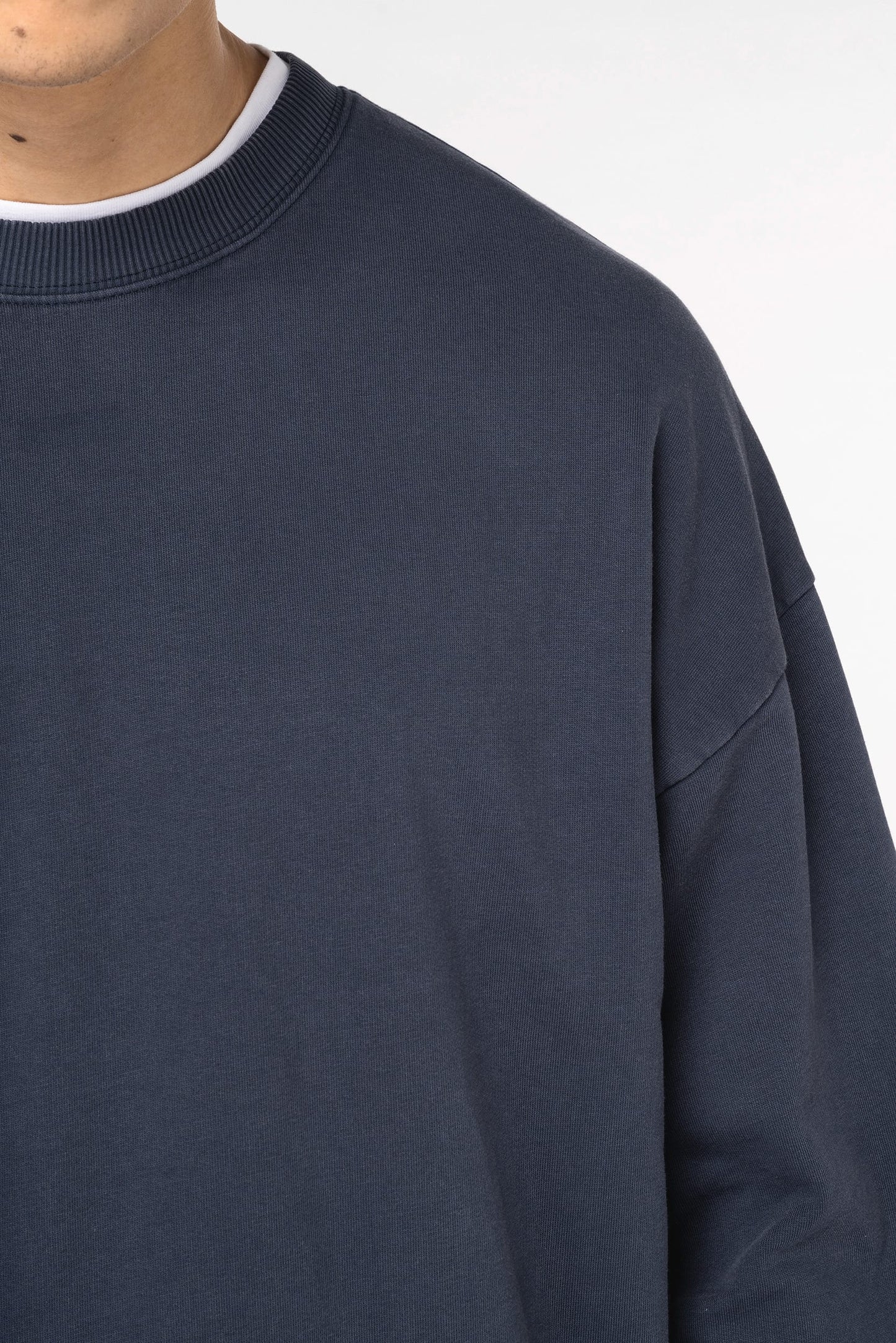 Unisex ekologiškos medvilnės oversized džemperis su apvalia apykakle — naturalusdrabuziai.lt