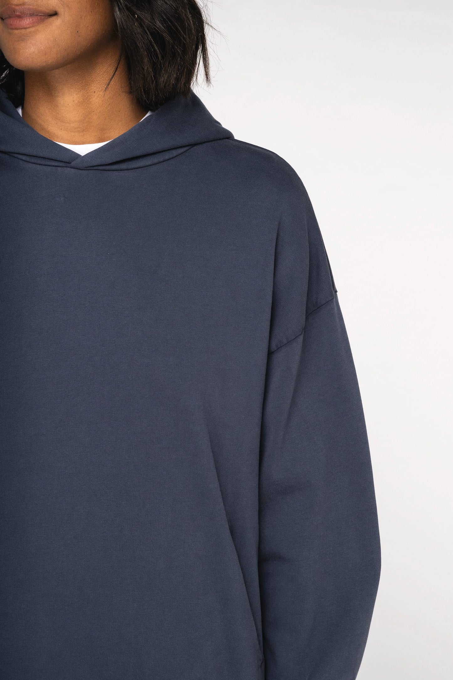 Unisex ekologiškos medvilnės oversized džemperis su gobtuvu — naturalusdrabuziai.lt