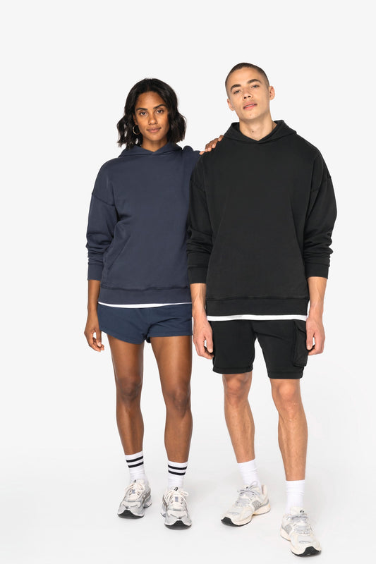 Unisex oversized organinės medvilnės džemperis su gobtuvu ir plačiomis rankovėmis — naturalusdrabuziai.lt