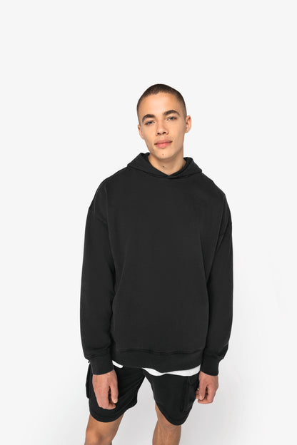 Unisex oversized organinės medvilnės džemperis su gobtuvu ir plačiomis rankovėmis — naturalusdrabuziai.lt