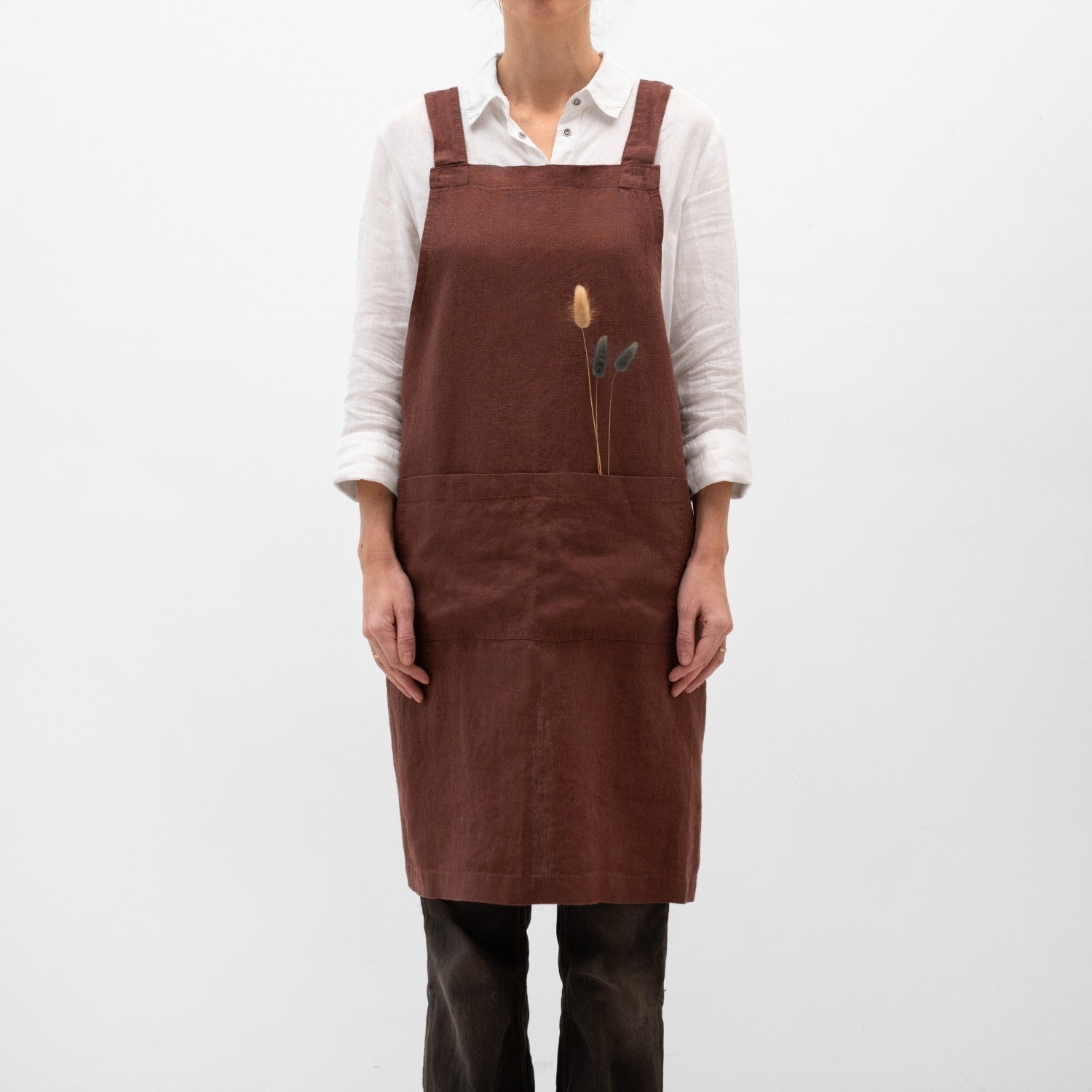 Chocolate lino kryžminio tipo prijuostė — naturalusdrabuziai.lt