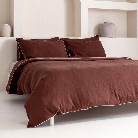 Chocolate lino antklodės užvalkalas rinkinys with White Piping — naturalusdrabuziai.lt
