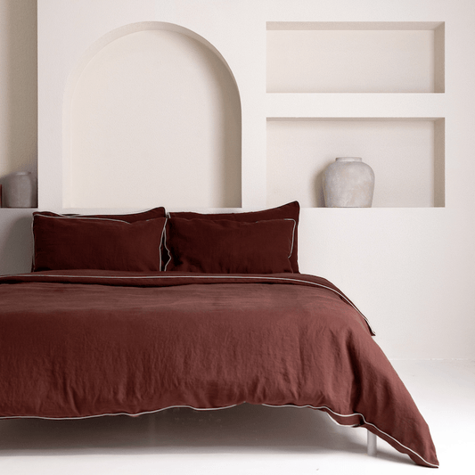 Chocolate lino antklodės užvalkalas rinkinys with White Piping — naturalusdrabuziai.lt