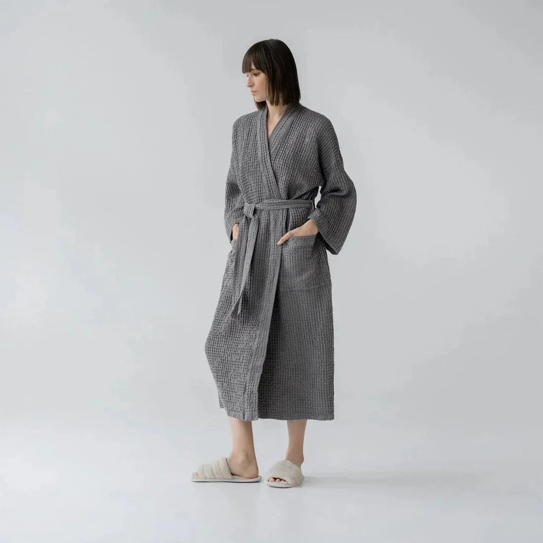 Dark Grey lino & medvilnės Honeycomb Waffle chalatas — naturalusdrabuziai.lt