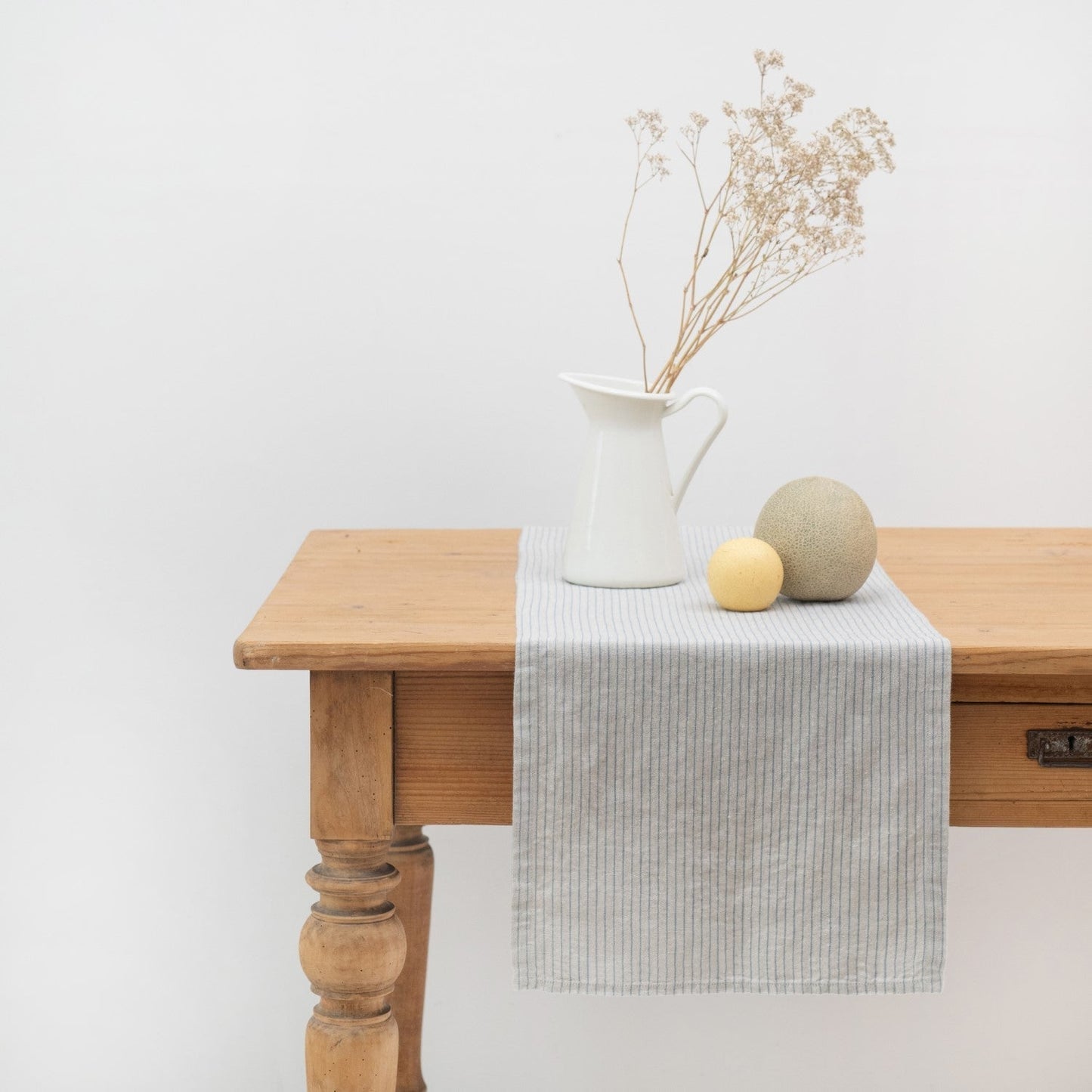 Grey Blue Pinstripe Rustic lino stalo takelis — naturalusdrabuziai.lt