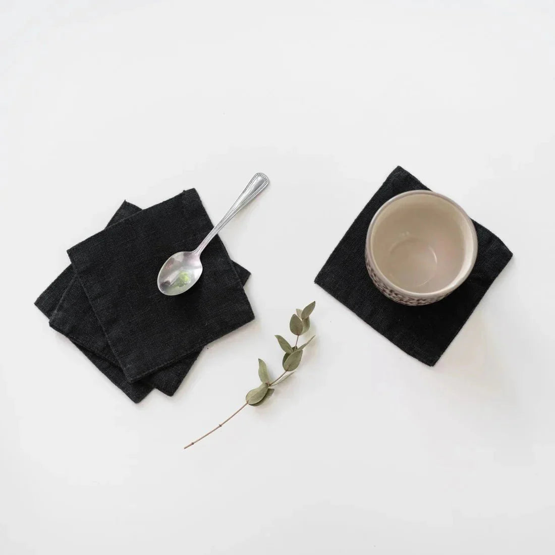 LIMITED EDITION Black lino padėkliukų rinkinys 4 vnt. — naturalusdrabuziai.lt