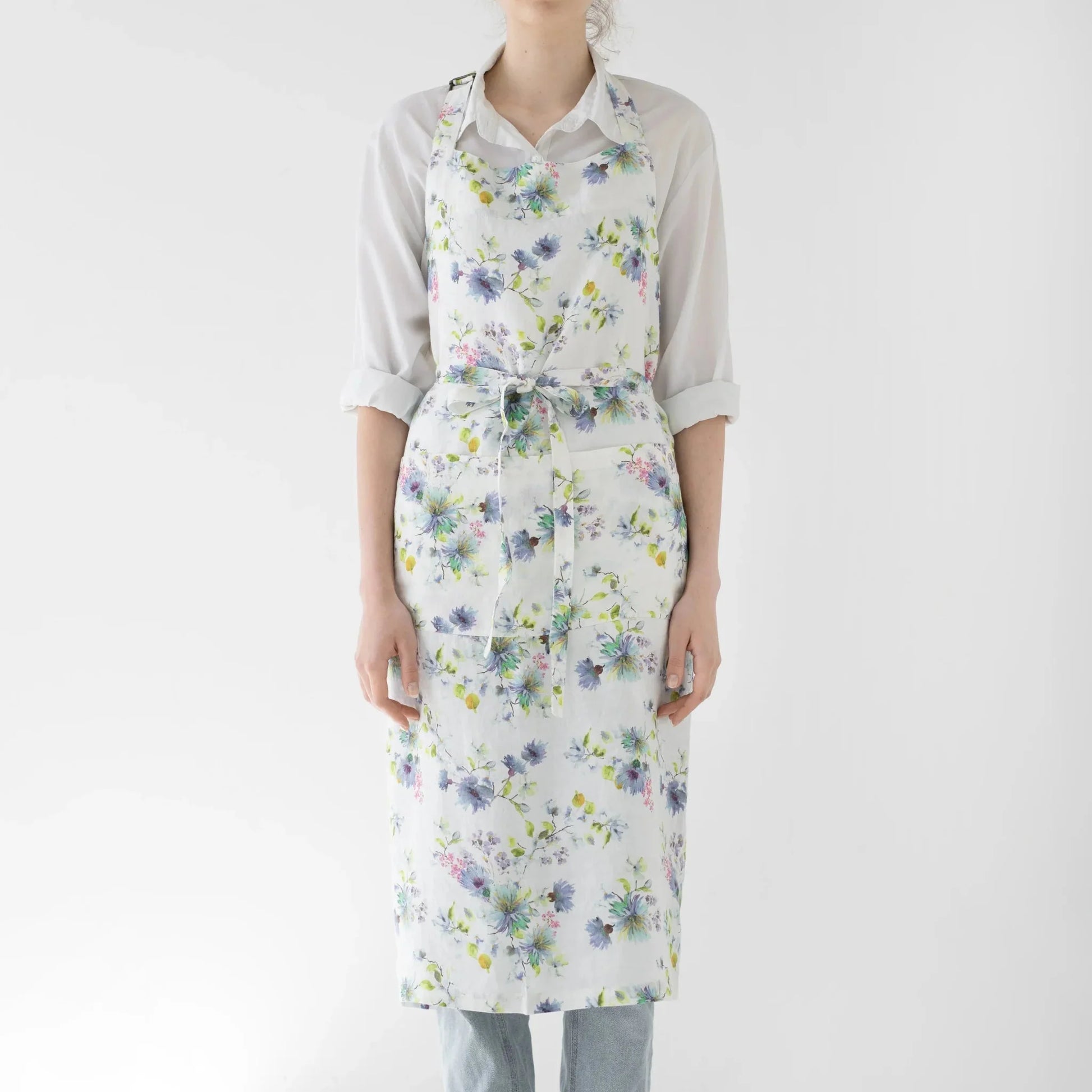 LIMITED EDITION White Flowers lino šefo prijuostė — naturalusdrabuziai.lt