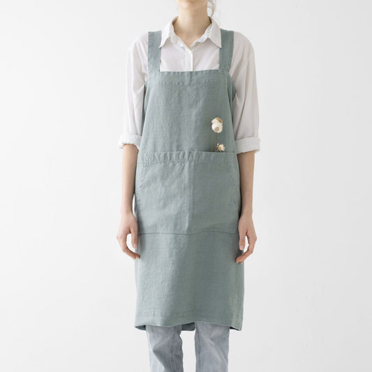 lino Tales Green Milieu lino Pinafore prijuostė — naturalusdrabuziai.lt
