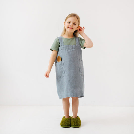 Vaikų Blue Fog lino Pinafore prijuostė — naturalusdrabuziai.lt