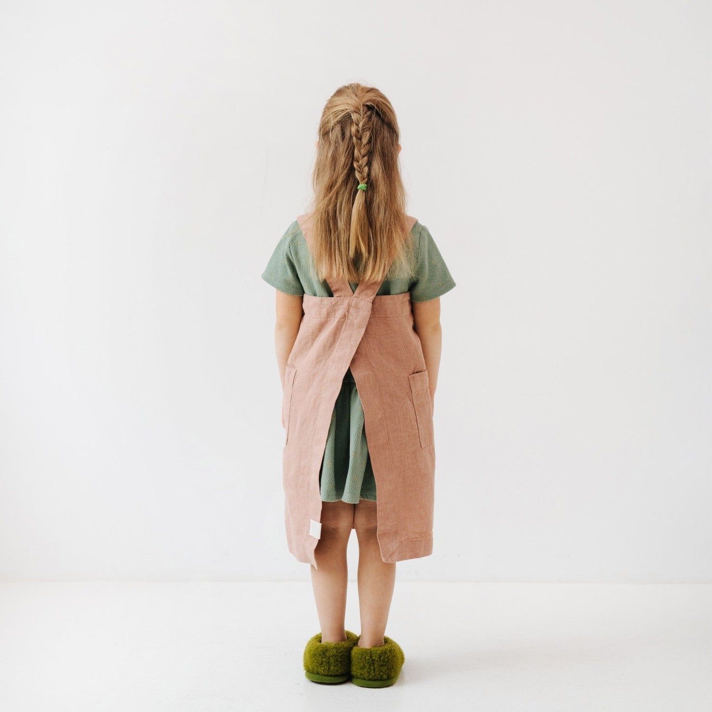 Vaikų Cafe Creme lino Pinafore prijuostė — naturalusdrabuziai.lt