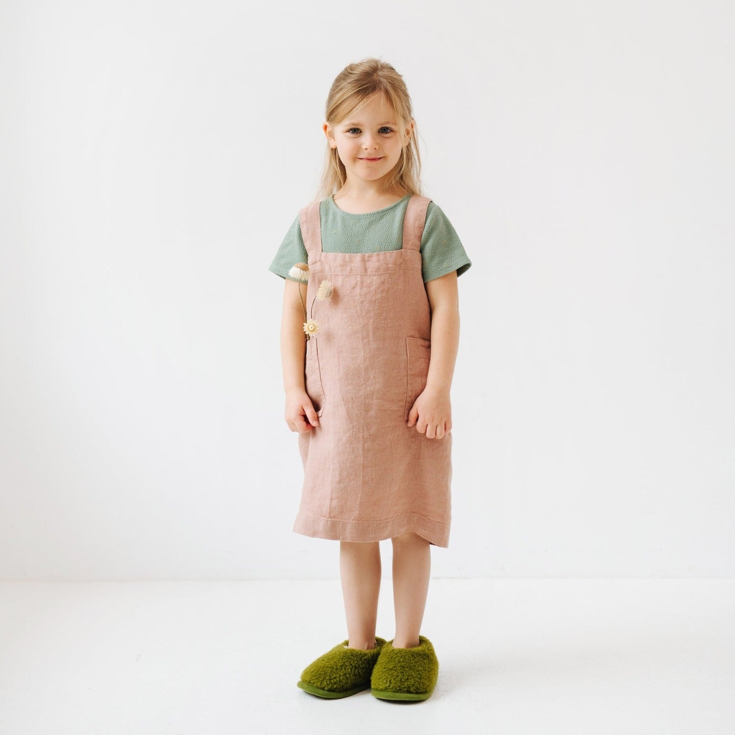 Vaikų Cafe Creme lino Pinafore prijuostė — naturalusdrabuziai.lt