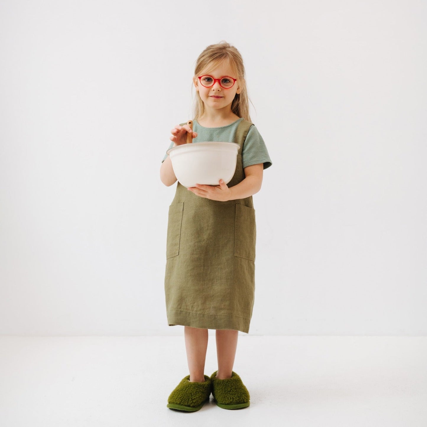 Vaikų Martini Olive lino Pinafore prijuostė — naturalusdrabuziai.lt