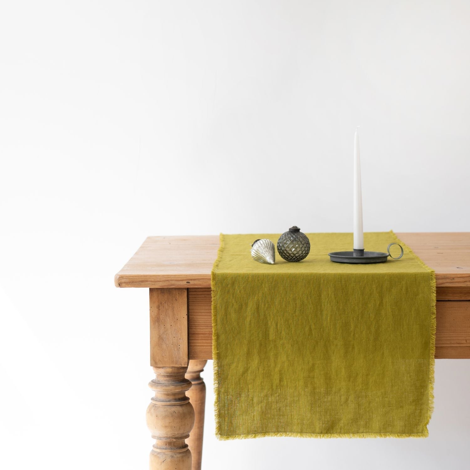 Moss Green lino stalo takelis su kutais — naturalusdrabuziai.lt