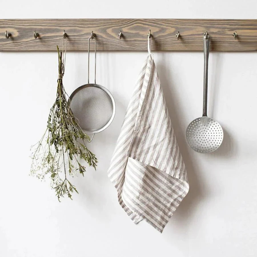 Natural White Stripes lino virtuvinė servetė — naturalusdrabuziai.lt