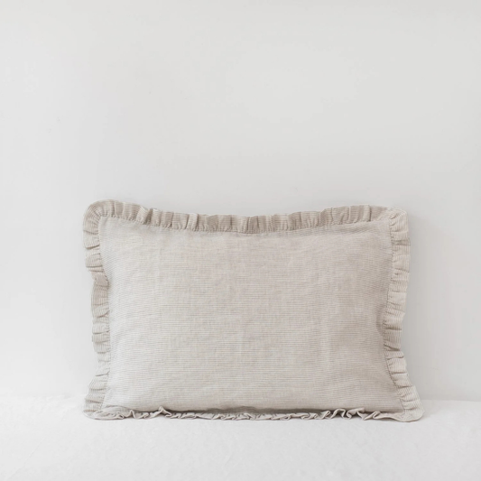 Natural Stripes lino pagalvės užvalkalas su klostelėmis — naturalusdrabuziai.lt