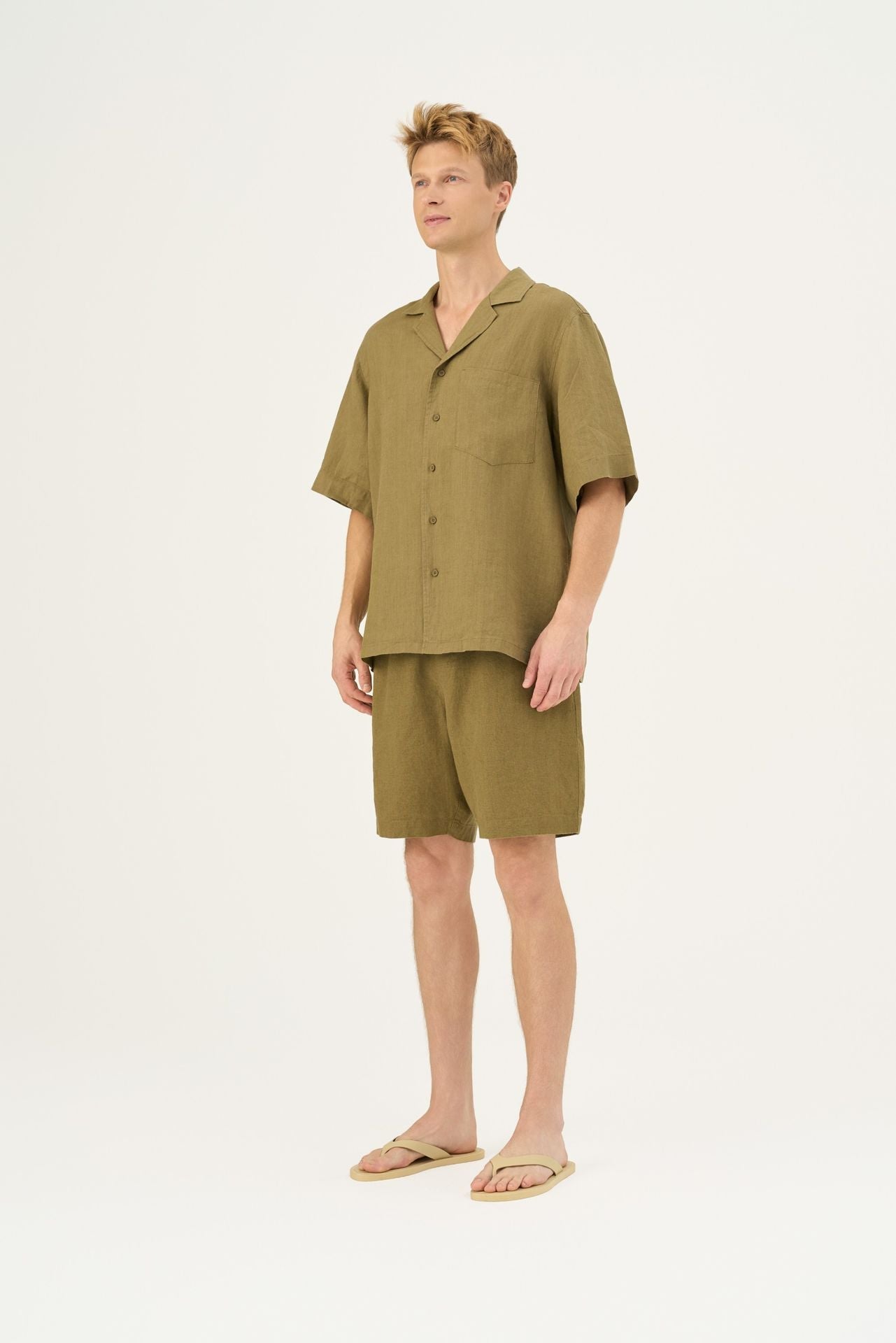 Olive Khaki lino Amabilis šortai — naturalusdrabuziai.lt