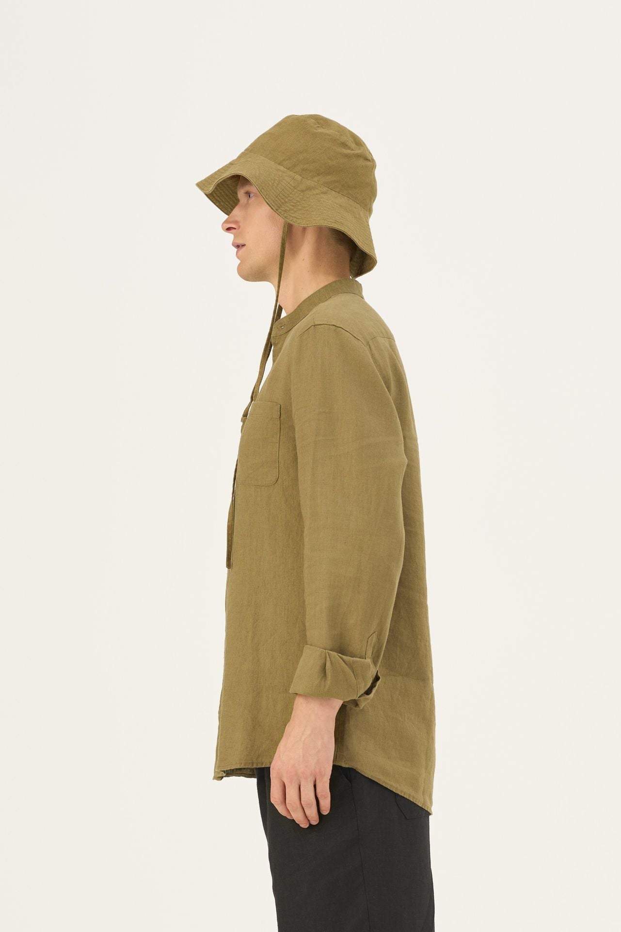 Olive Khaki lino Solaris kepurė — naturalusdrabuziai.lt