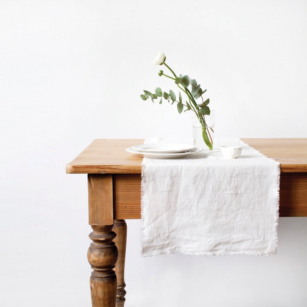 Optical White lino stalo takelis su kutais — naturalusdrabuziai.lt