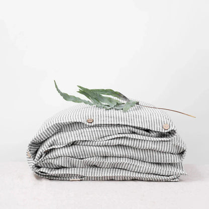 Thin Black Stripes lino antklodės užvalkalas — naturalusdrabuziai.lt