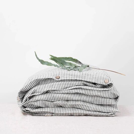 Thin Black Stripes lino antklodės užvalkalas — naturalusdrabuziai.lt