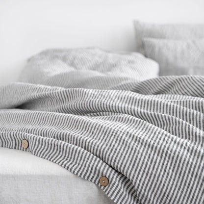 Thin Black Stripes lino antklodės užvalkalas — naturalusdrabuziai.lt