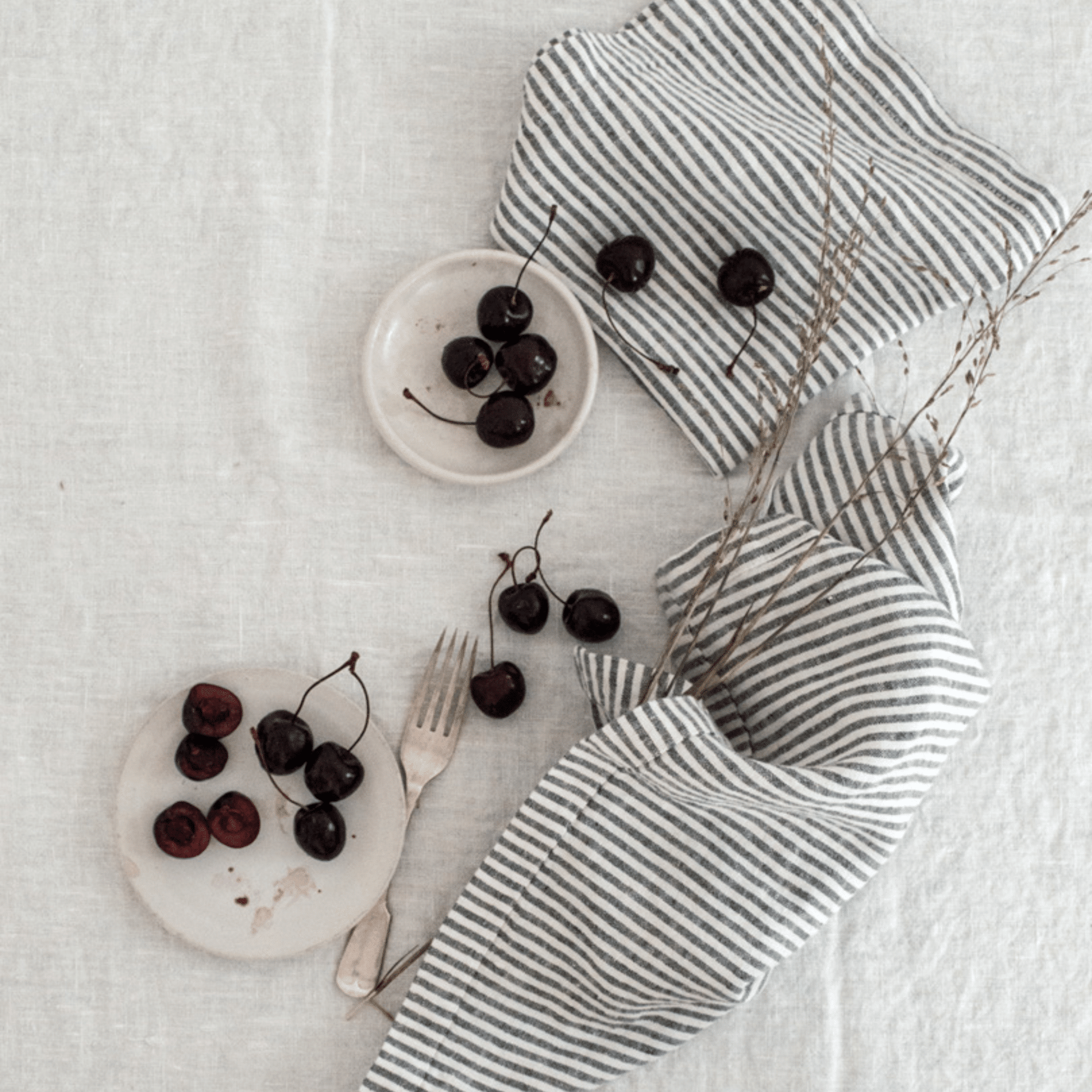 Thin Black Stripes lino servetėlių rinkinys 2 vnt. — naturalusdrabuziai.lt