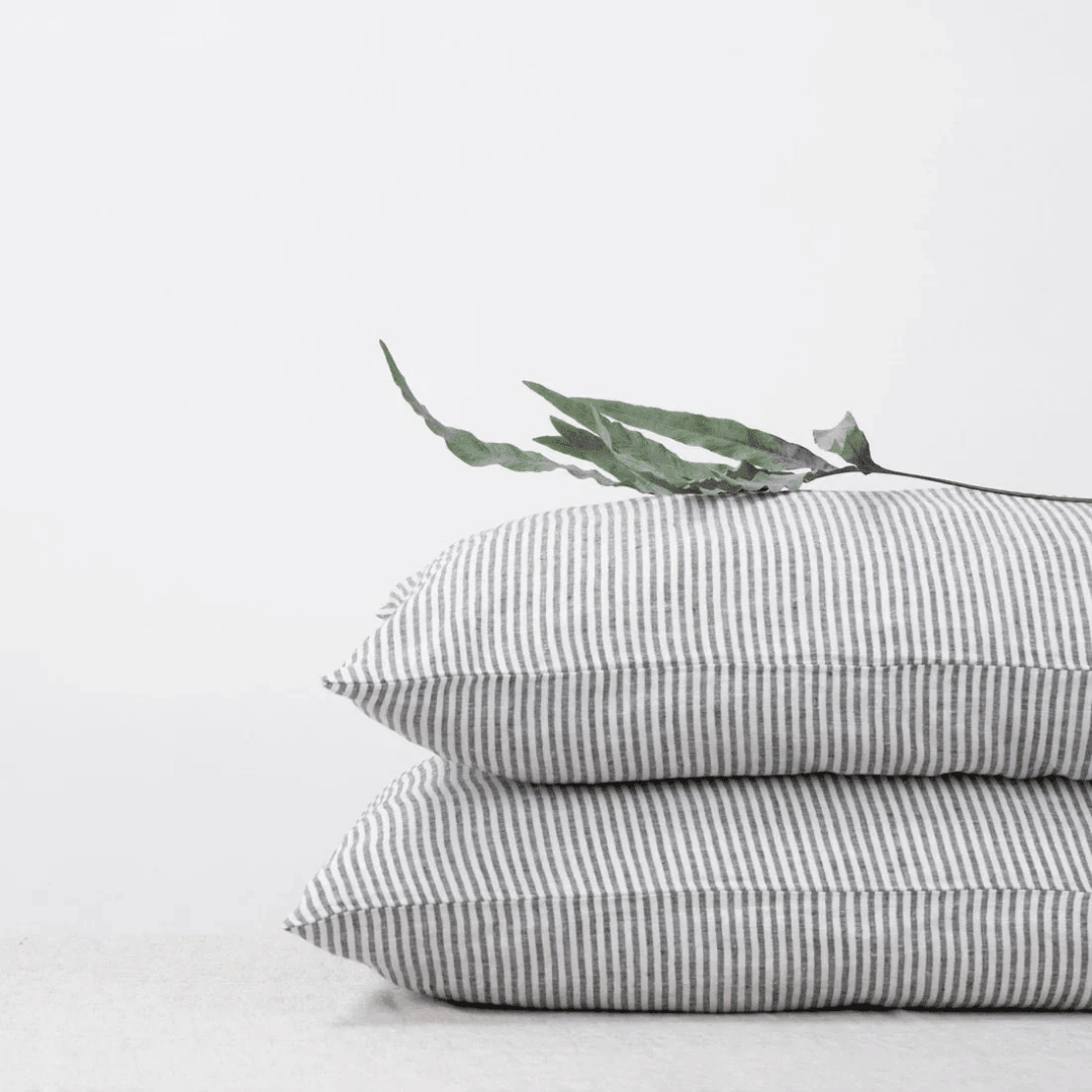 Thin Black Stripes lino pagalvės užvalkalas — naturalusdrabuziai.lt