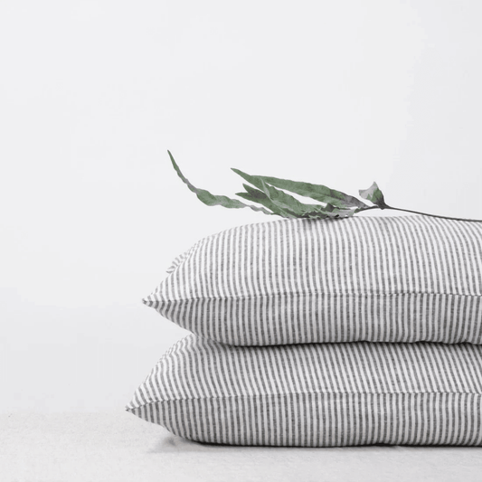 Thin Black Stripes lino pagalvės užvalkalas — naturalusdrabuziai.lt