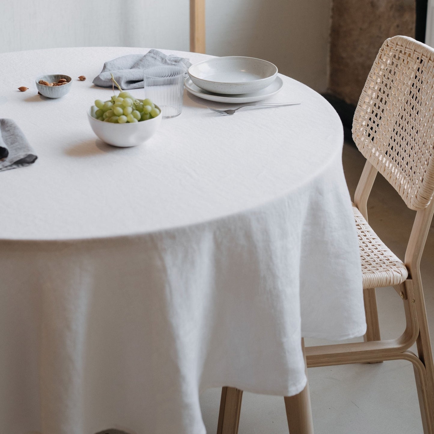 White Lightweight lino Round staltiesė — naturalusdrabuziai.lt