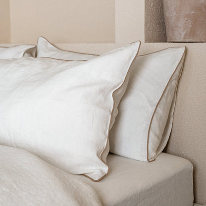 White lino antklodės užvalkalas rinkinys with Natural Piping — naturalusdrabuziai.lt