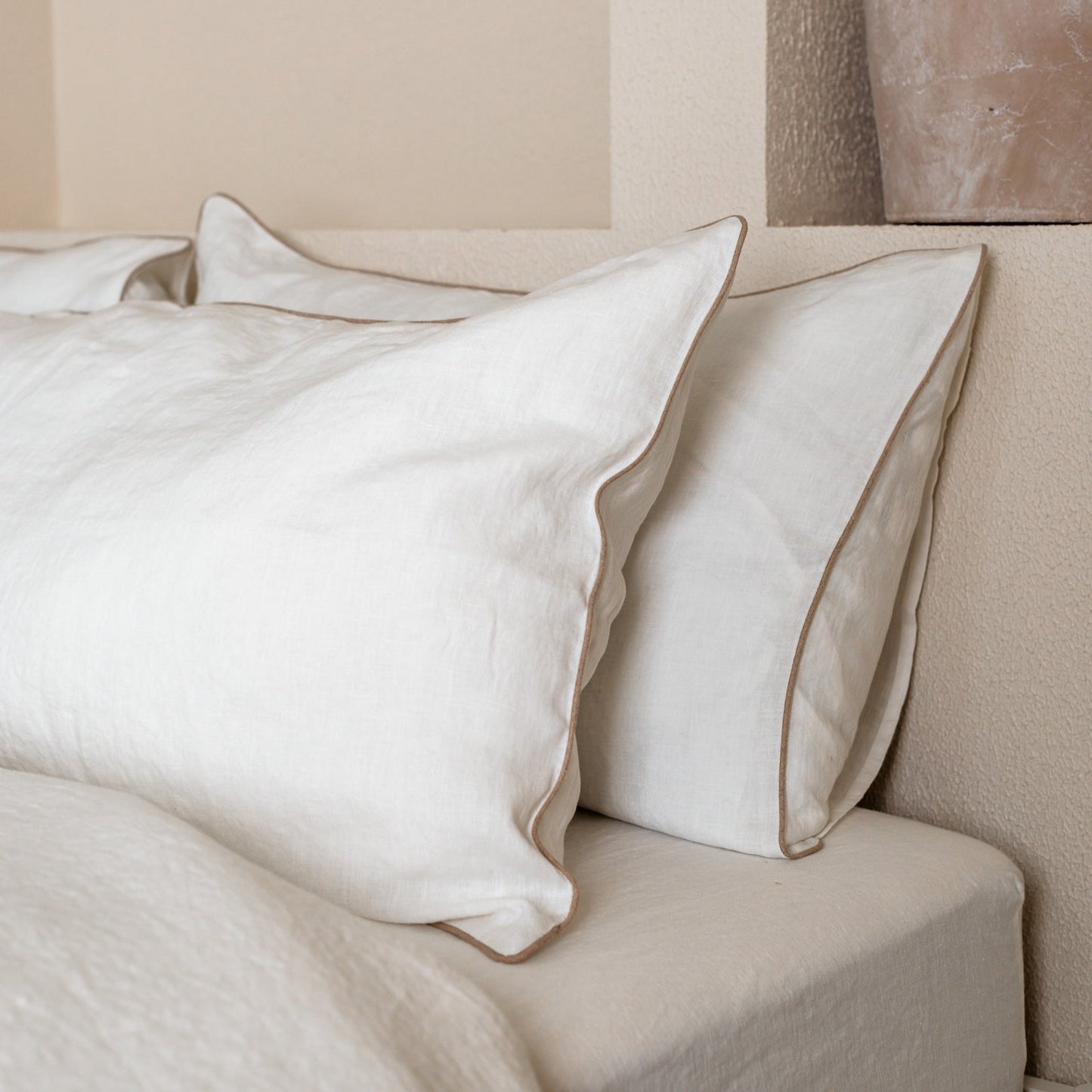 White lino pagalvės užvalkalas with Natural Piping rinkinys 2 vnt. — naturalusdrabuziai.lt